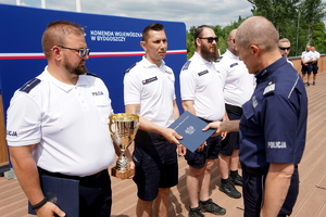 uroczyste wyłonienie zwycięzców zawodów w poszczególnych kategoriach. Policjanci odbierają puchary, medale i nagrody