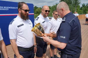uroczyste wyłonienie zwycięzców zawodów w poszczególnych kategoriach. Policjanci odbierają puchary, medale i nagrody