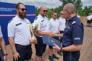 uroczyste wyłonienie zwycięzców zawodów w poszczególnych kategoriach. Policjanci odbierają puchary, medale i nagrody