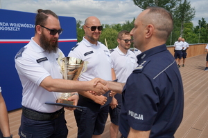 uroczyste wyłonienie zwycięzców zawodów w poszczególnych kategoriach. Policjanci odbierają puchary, medale i nagrody