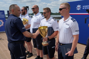 uroczyste wyłonienie zwycięzców zawodów w poszczególnych kategoriach. Policjanci odbierają puchary, medale i nagrody
