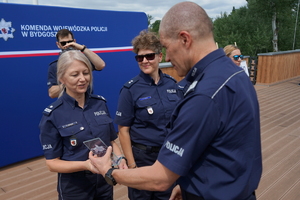 uroczyste wyłonienie zwycięzców zawodów w poszczególnych kategoriach. Policjanci odbierają puchary, medale i nagrody