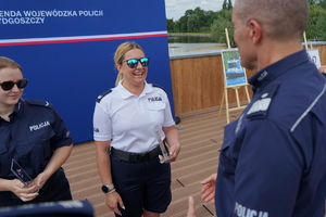 uroczyste wyłonienie zwycięzców zawodów w poszczególnych kategoriach. Policjanci odbierają puchary, medale i nagrody