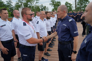 uroczyste wyłonienie zwycięzców zawodów w poszczególnych kategoriach. Policjanci odbierają puchary, medale i nagrody