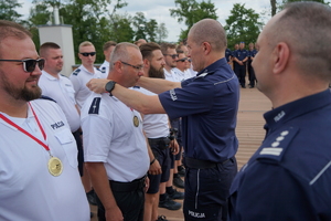 uroczyste wyłonienie zwycięzców zawodów w poszczególnych kategoriach. Policjanci odbierają puchary, medale i nagrody