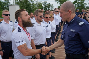 uroczyste wyłonienie zwycięzców zawodów w poszczególnych kategoriach. Policjanci odbierają puchary, medale i nagrody