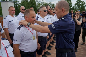 uroczyste wyłonienie zwycięzców zawodów w poszczególnych kategoriach. Policjanci odbierają puchary, medale i nagrody