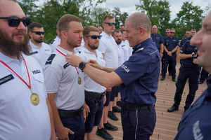 uroczyste wyłonienie zwycięzców zawodów w poszczególnych kategoriach. Policjanci odbierają puchary, medale i nagrody