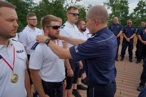 uroczyste wyłonienie zwycięzców zawodów w poszczególnych kategoriach. Policjanci odbierają puchary, medale i nagrody