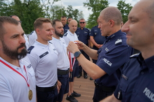 uroczyste wyłonienie zwycięzców zawodów w poszczególnych kategoriach. Policjanci odbierają puchary, medale i nagrody
