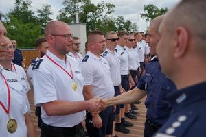 uroczyste wyłonienie zwycięzców zawodów w poszczególnych kategoriach. Policjanci odbierają puchary, medale i nagrody