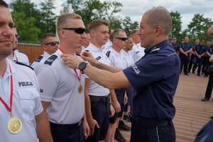 uroczyste wyłonienie zwycięzców zawodów w poszczególnych kategoriach. Policjanci odbierają puchary, medale i nagrody