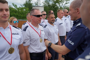 uroczyste wyłonienie zwycięzców zawodów w poszczególnych kategoriach. Policjanci odbierają puchary, medale i nagrody