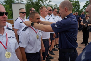 uroczyste wyłonienie zwycięzców zawodów w poszczególnych kategoriach. Policjanci odbierają puchary, medale i nagrody