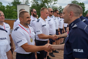 uroczyste wyłonienie zwycięzców zawodów w poszczególnych kategoriach. Policjanci odbierają puchary, medale i nagrody