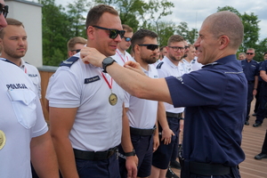 uroczyste wyłonienie zwycięzców zawodów w poszczególnych kategoriach. Policjanci odbierają puchary, medale i nagrody