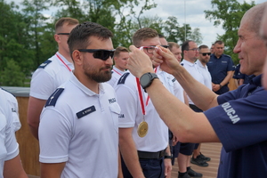 uroczyste wyłonienie zwycięzców zawodów w poszczególnych kategoriach. Policjanci odbierają puchary, medale i nagrody
