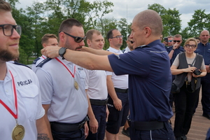 uroczyste wyłonienie zwycięzców zawodów w poszczególnych kategoriach. Policjanci odbierają puchary, medale i nagrody