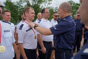 uroczyste wyłonienie zwycięzców zawodów w poszczególnych kategoriach. Policjanci odbierają puchary, medale i nagrody