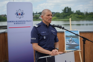 uroczyste wyłonienie zwycięzców zawodów w poszczególnych kategoriach. Policjanci odbierają puchary, medale i nagrody