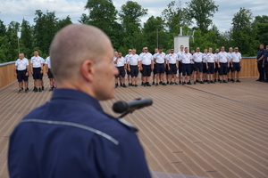uroczyste wyłonienie zwycięzców zawodów w poszczególnych kategoriach. Policjanci odbierają puchary, medale i nagrody