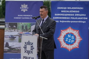 uroczyste wyłonienie zwycięzców zawodów w poszczególnych kategoriach. Policjanci odbierają puchary, medale i nagrody