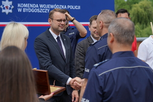 uroczyste wyłonienie zwycięzców zawodów w poszczególnych kategoriach. Policjanci odbierają puchary, medale i nagrody