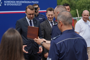 uroczyste wyłonienie zwycięzców zawodów w poszczególnych kategoriach. Policjanci odbierają puchary, medale i nagrody