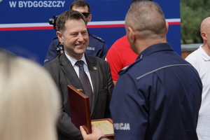 uroczyste wyłonienie zwycięzców zawodów w poszczególnych kategoriach. Policjanci odbierają puchary, medale i nagrody