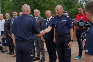 uroczyste wyłonienie zwycięzców zawodów w poszczególnych kategoriach. Policjanci odbierają puchary, medale i nagrody