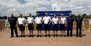 policjanci pozują do zdjęcia