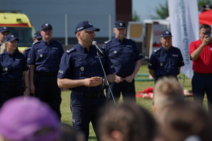 Piknik w Żninie z okazji inauguracji akcji Kręci mnie bezpieczeństwo w lecie. Dzieci i młodzież oglądają stanowiska różnych służb