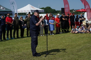 Piknik w Żninie z okazji inauguracji akcji Kręci mnie bezpieczeństwo w lecie. Dzieci i młodzież oglądają stanowiska różnych służb