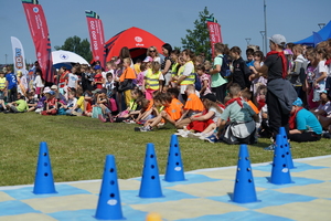 Piknik w Żninie z okazji inauguracji akcji Kręci mnie bezpieczeństwo w lecie. Dzieci i młodzież oglądają stanowiska różnych służb