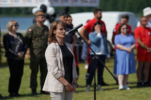 Piknik w Żninie z okazji inauguracji akcji Kręci mnie bezpieczeństwo w lecie. Dzieci i młodzież oglądają stanowiska różnych służb