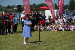 Piknik w Żninie z okazji inauguracji akcji Kręci mnie bezpieczeństwo w lecie. Dzieci i młodzież oglądają stanowiska różnych służb
