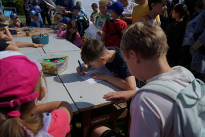 Piknik w Żninie z okazji inauguracji akcji Kręci mnie bezpieczeństwo w lecie. Dzieci i młodzież oglądają stanowiska różnych służb