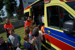 Piknik w Żninie z okazji inauguracji akcji Kręci mnie bezpieczeństwo w lecie. Dzieci i młodzież oglądają stanowiska różnych służb