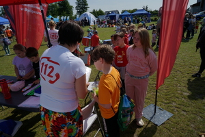 Piknik w Żninie z okazji inauguracji akcji Kręci mnie bezpieczeństwo w lecie. Dzieci i młodzież oglądają stanowiska różnych służb