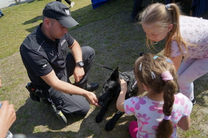 Piknik w Żninie z okazji inauguracji akcji Kręci mnie bezpieczeństwo w lecie. Dzieci i młodzież oglądają stanowiska różnych służb