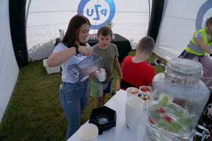 Piknik w Żninie z okazji inauguracji akcji Kręci mnie bezpieczeństwo w lecie. Dzieci i młodzież oglądają stanowiska różnych służb