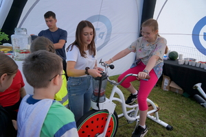 Piknik w Żninie z okazji inauguracji akcji Kręci mnie bezpieczeństwo w lecie. Dzieci i młodzież oglądają stanowiska różnych służb
