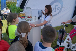 Piknik w Żninie z okazji inauguracji akcji Kręci mnie bezpieczeństwo w lecie. Dzieci i młodzież oglądają stanowiska różnych służb