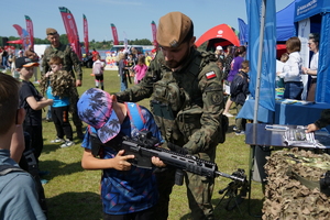 Piknik w Żninie z okazji inauguracji akcji Kręci mnie bezpieczeństwo w lecie. Dzieci i młodzież oglądają stanowiska różnych służb