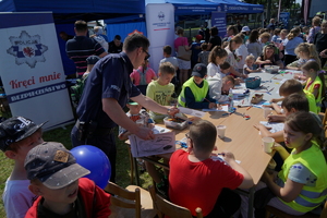 Piknik w Żninie z okazji inauguracji akcji Kręci mnie bezpieczeństwo w lecie. Dzieci i młodzież oglądają stanowiska różnych służb