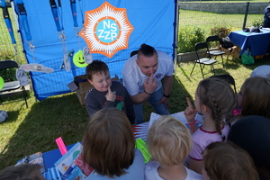 Piknik w Żninie z okazji inauguracji akcji Kręci mnie bezpieczeństwo w lecie. Dzieci i młodzież oglądają stanowiska różnych służb