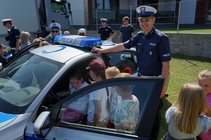 Piknik w Żninie z okazji inauguracji akcji Kręci mnie bezpieczeństwo w lecie. Dzieci i młodzież oglądają stanowiska różnych służb