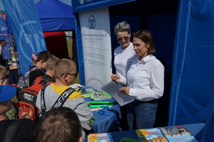 Piknik w Żninie z okazji inauguracji akcji Kręci mnie bezpieczeństwo w lecie. Dzieci i młodzież oglądają stanowiska różnych służb