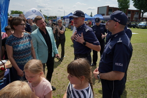 Piknik w Żninie z okazji inauguracji akcji Kręci mnie bezpieczeństwo w lecie. Dzieci i młodzież oglądają stanowiska różnych służb