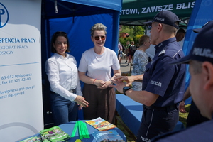 Piknik w Żninie z okazji inauguracji akcji Kręci mnie bezpieczeństwo w lecie. Dzieci i młodzież oglądają stanowiska różnych służb